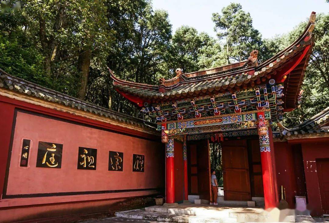 华亭寺原名大圆觉禅寺位于西山华亭峰山腰,创建于元朝至治三年(1323