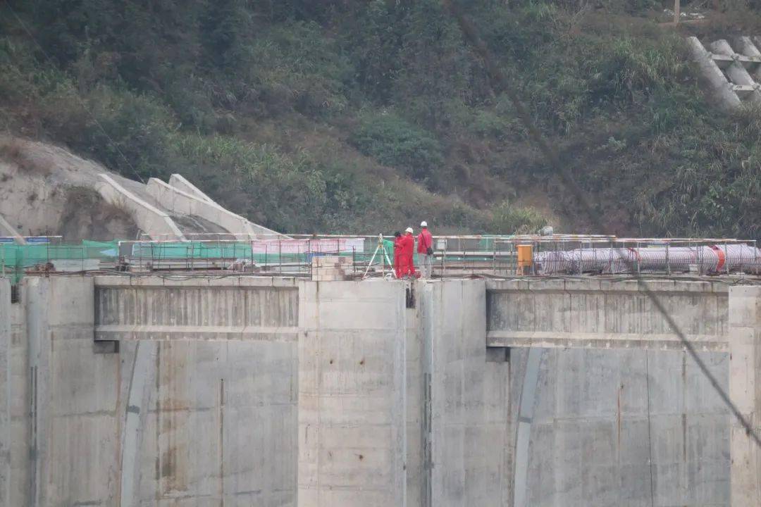 凯里清水江旁海航电枢纽工程大坝基本完工美丽风景已绽放