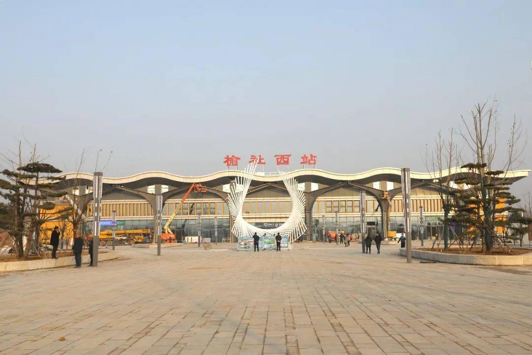 魏栋就高铁站建设和云竹湖绿化工作现场办公