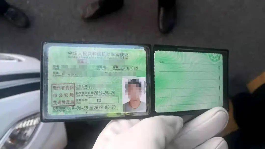 中环路上 一摩托车使用假牌假证被交警查获