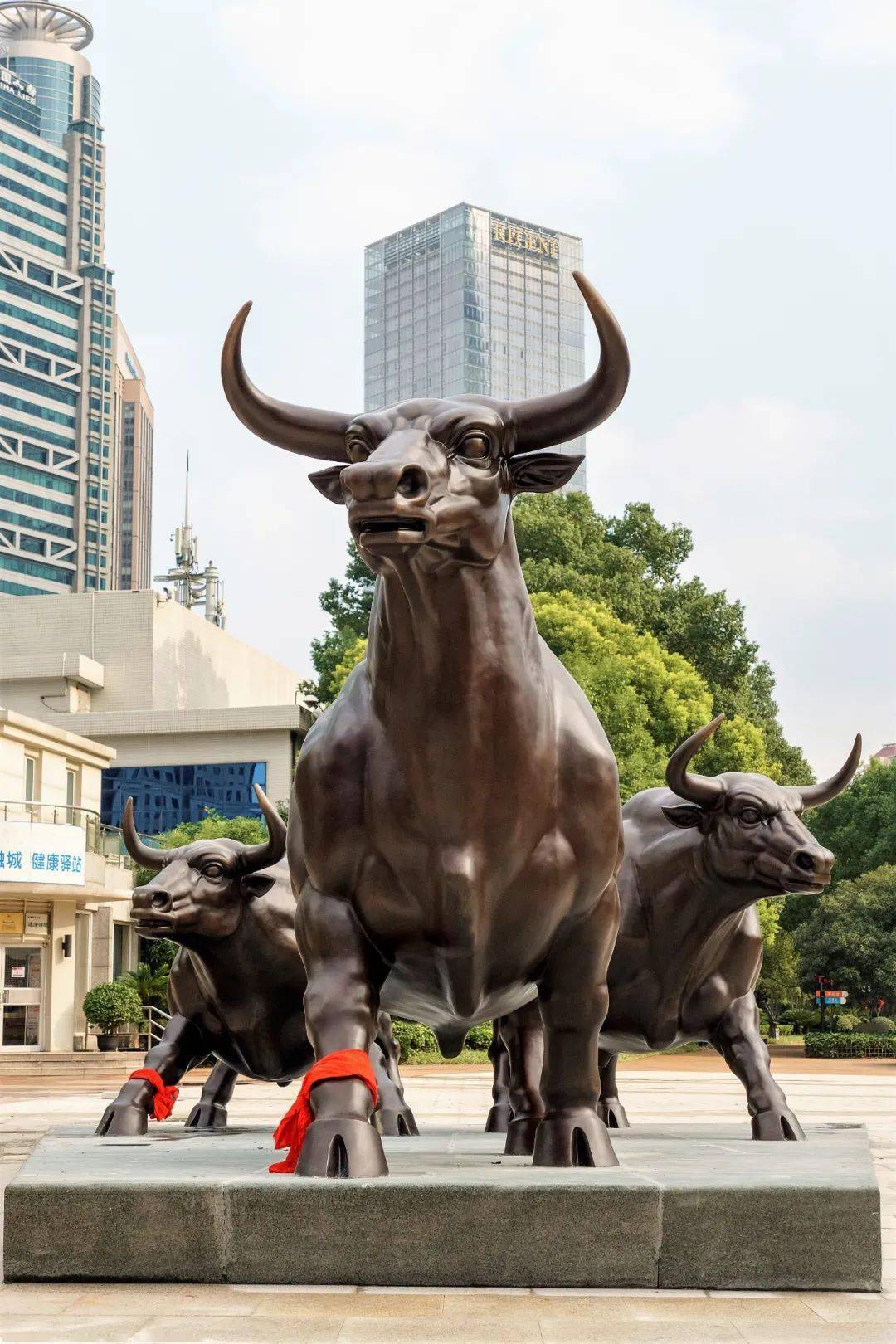 作品落地中国金融中心,这位大东软校园里的雕塑艺术家