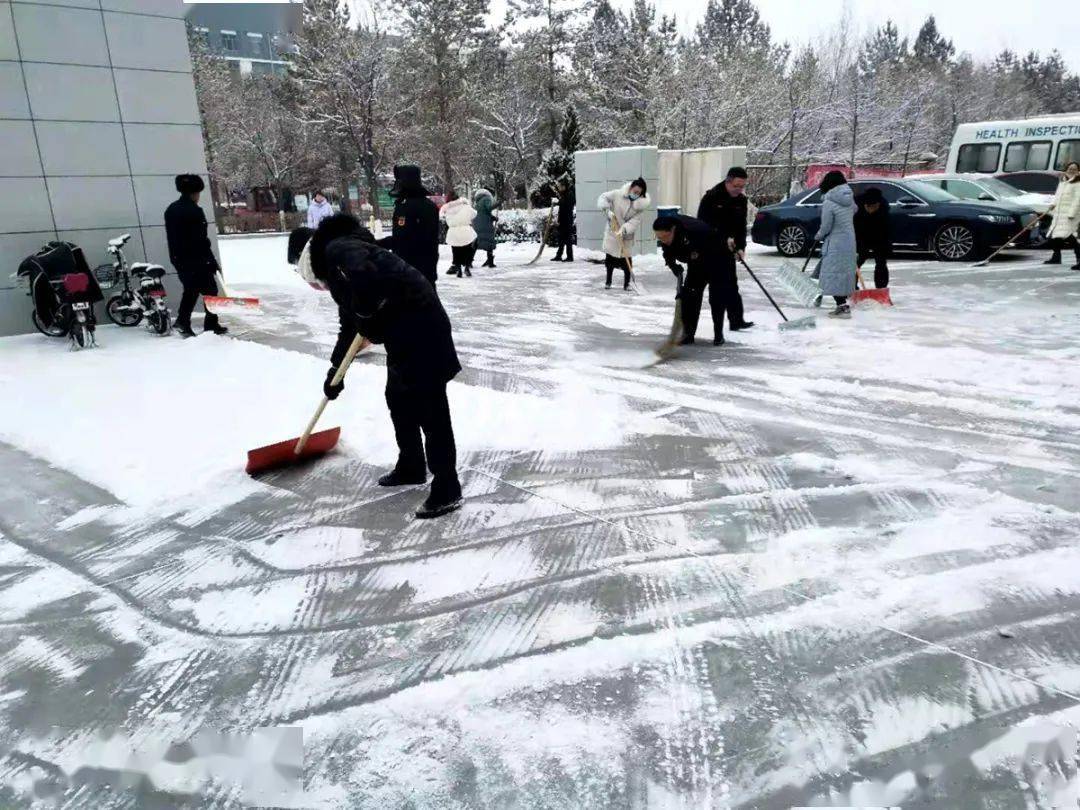 最美不是下雪天是你们扫雪的画面