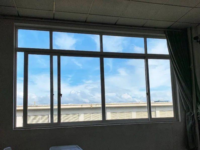 框住了 四方天地 也框住了 别样的风景 亲爱的你呀 推开身侧的小窗 那