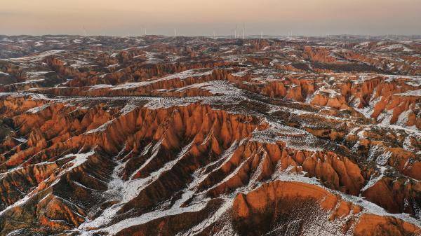 当日,位于黄土高原的陕西省榆林市麻黄梁黄土地质公园雪后初霁,美景