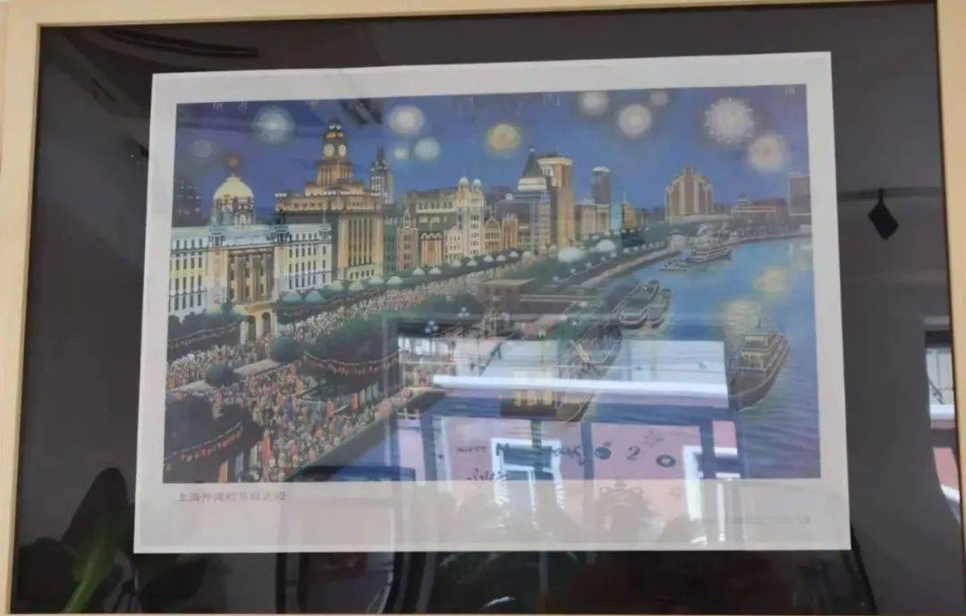 墙壁上悬挂的不同时期上海城市面貌的宣传画展现在社区居民的面前.