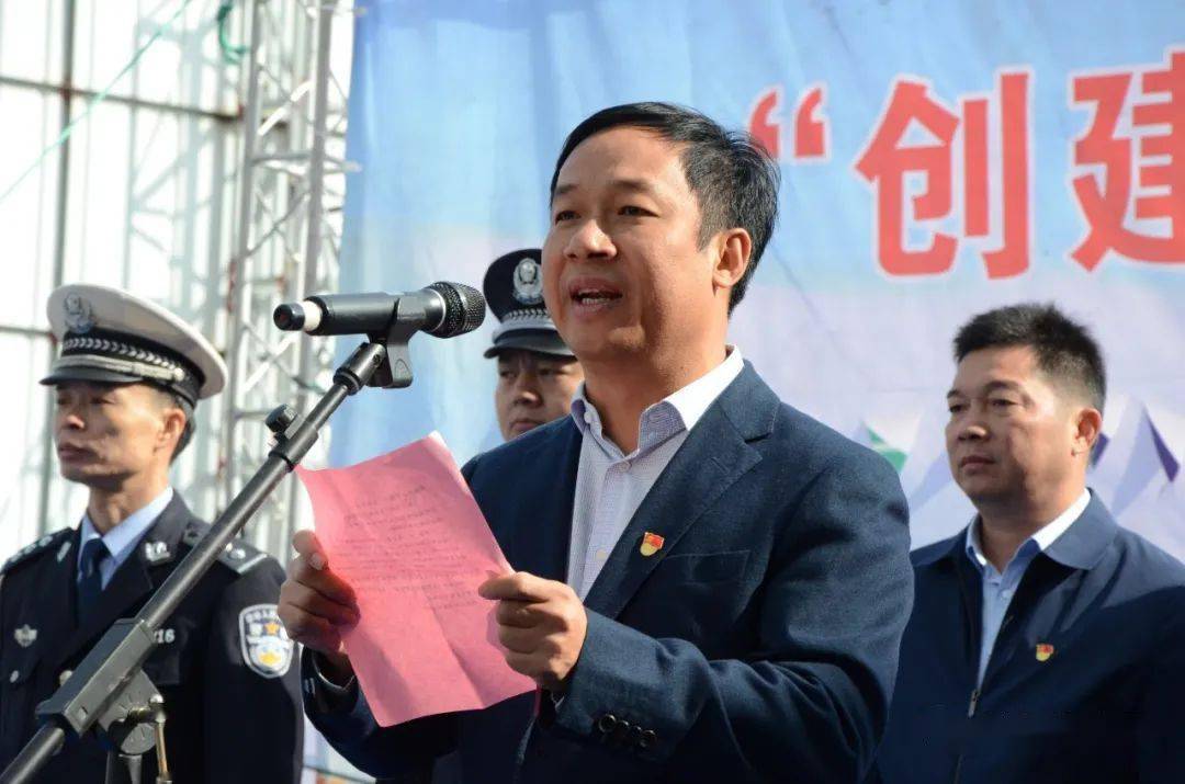 11月30日上午,合浦县公安局联合西场镇党委政府主办"创建平安合浦 你