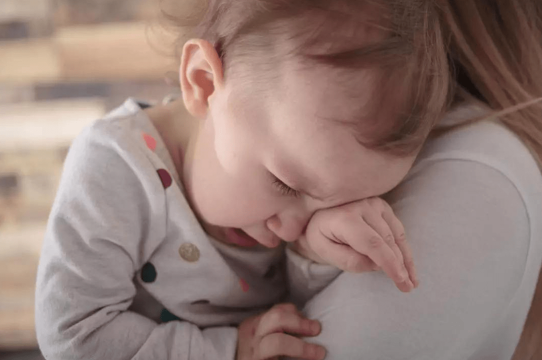 三个月婴儿吐奶哭闹 d6c145d410234a2d95136e38e598491f.png
