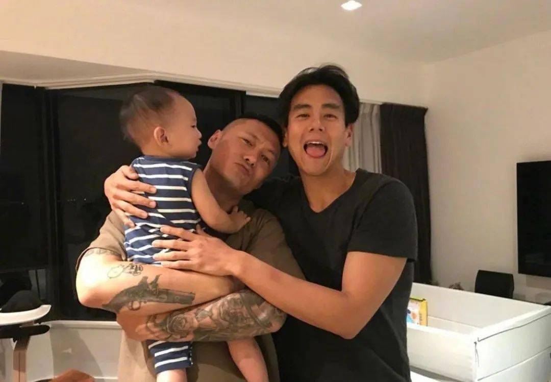 双喜临门！香港著名男星结婚3周年宣布二胎女儿早产出生，刚度过危险期