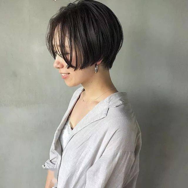 太阳集团tyc|
盛行的这些短发发型设计搭配 每一款都很减龄！(图9)