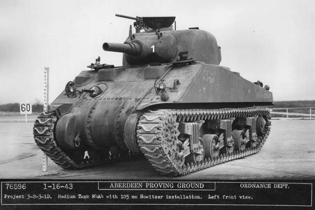 安装105毫米榴弹炮的"谢尔曼"中型坦克