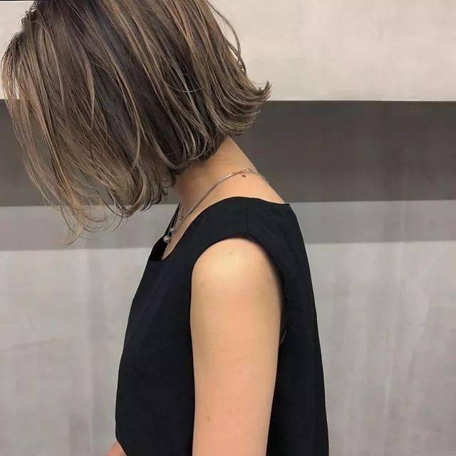 太阳集团tyc|
盛行的这些短发发型设计搭配 每一款都很减龄！(图12)