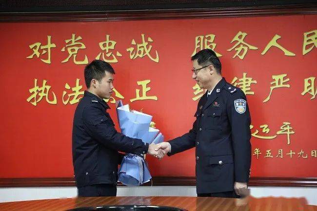 市公安局党委书记局长李文博到宜州看望慰问辅警韦靖崴