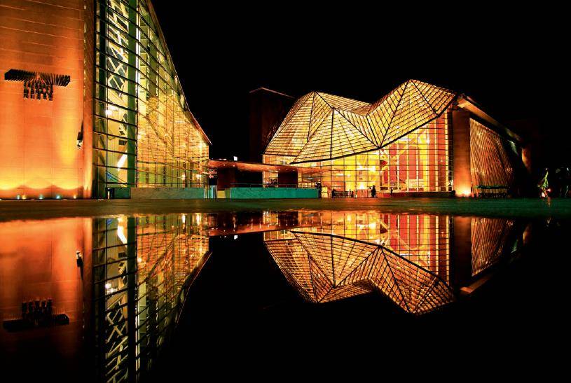 深圳音乐厅,2007年 建筑设计:矾崎新工作室