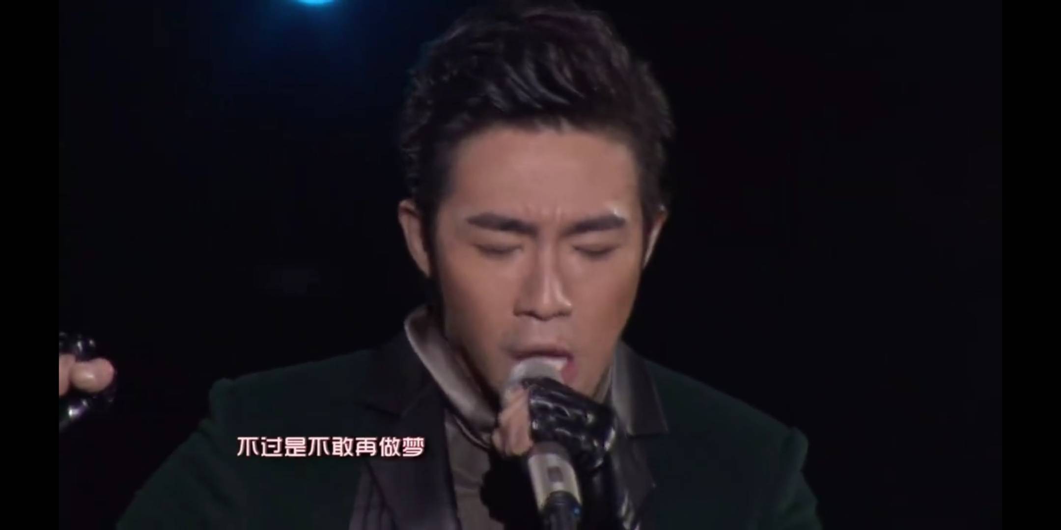 虞书欣录歌发生意外险被墙砸，艺人工作惊险重