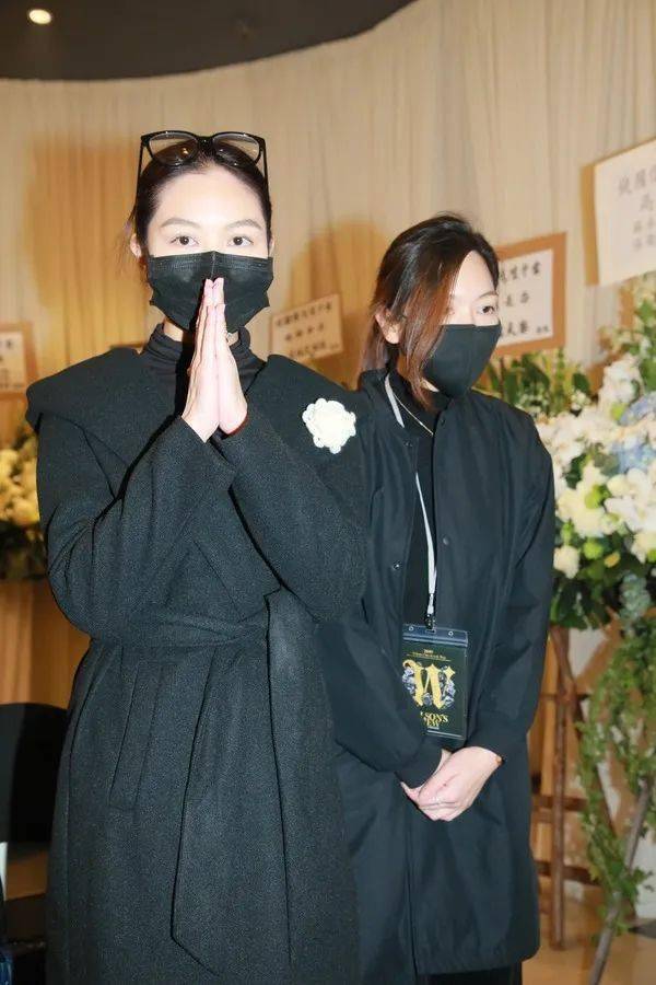 TVB金牌监制出殡，郑伊健张卫健扶灵，2岁女儿未