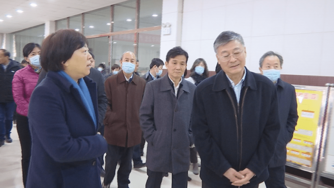 调研组一行在封丘县李庄镇迁建规划展示厅了解了封丘县滩区迁建工作