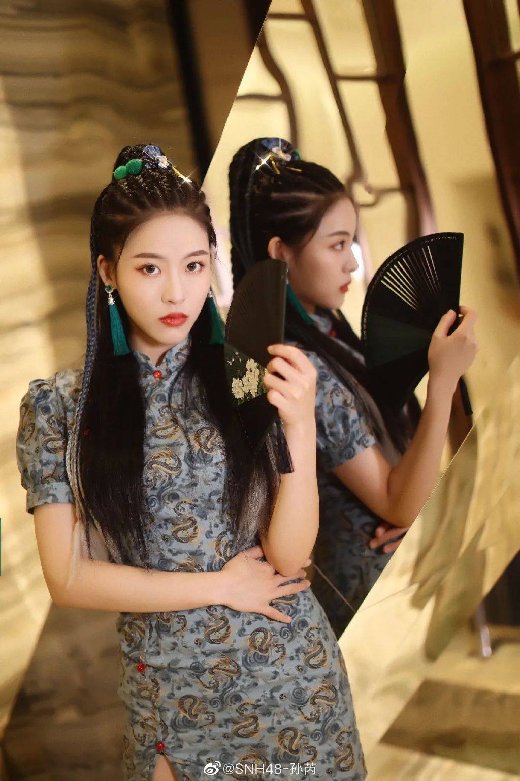 许杨玉琢粉紫色宝石耳饰和绸缎的粉色服装搭配起来,光芒四射,很具有