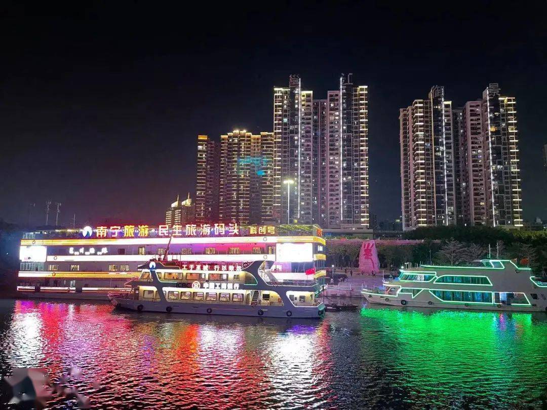 夜游百里秀美邕江 当晚,采风团来到民生码头登船夜游邕江,领略近年来