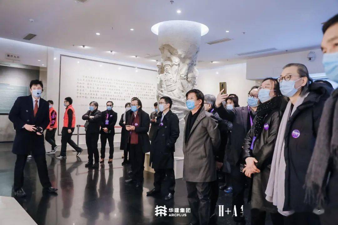 第二场圆桌讨论由华建集团上海院总经理助理,总建筑师蔡淼主持.