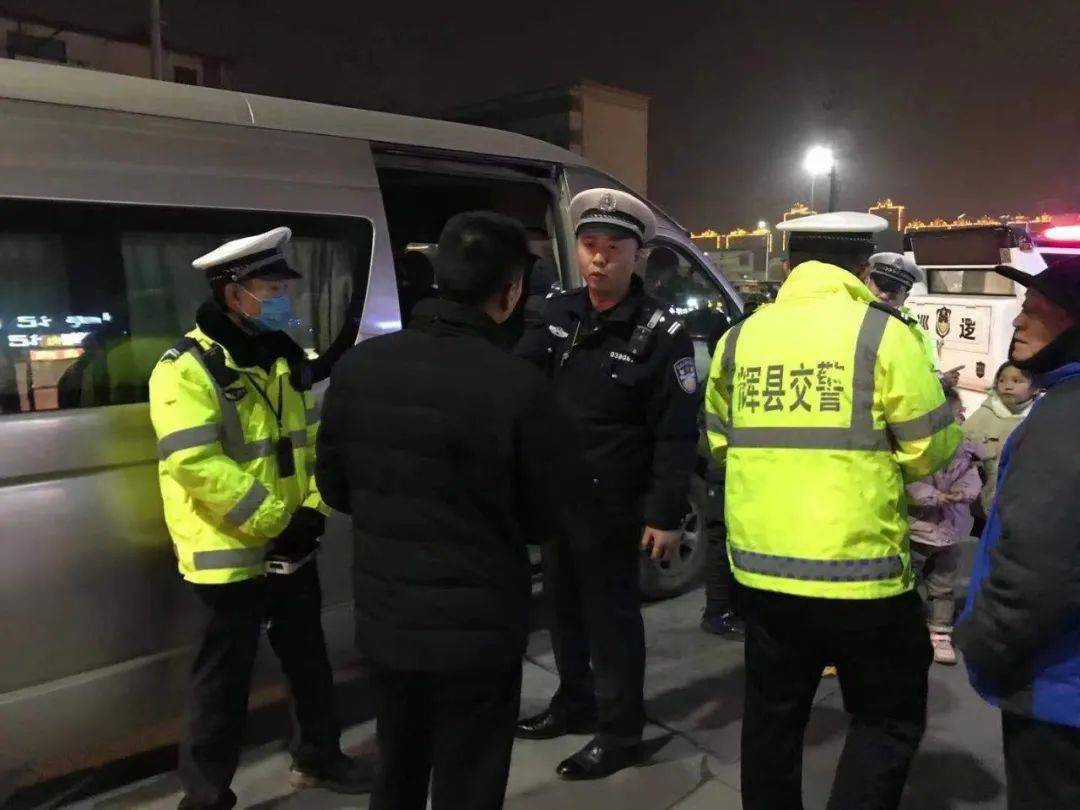 被辉县市交警大队市区中队执勤民警当场查处(实载8人,核载7人)