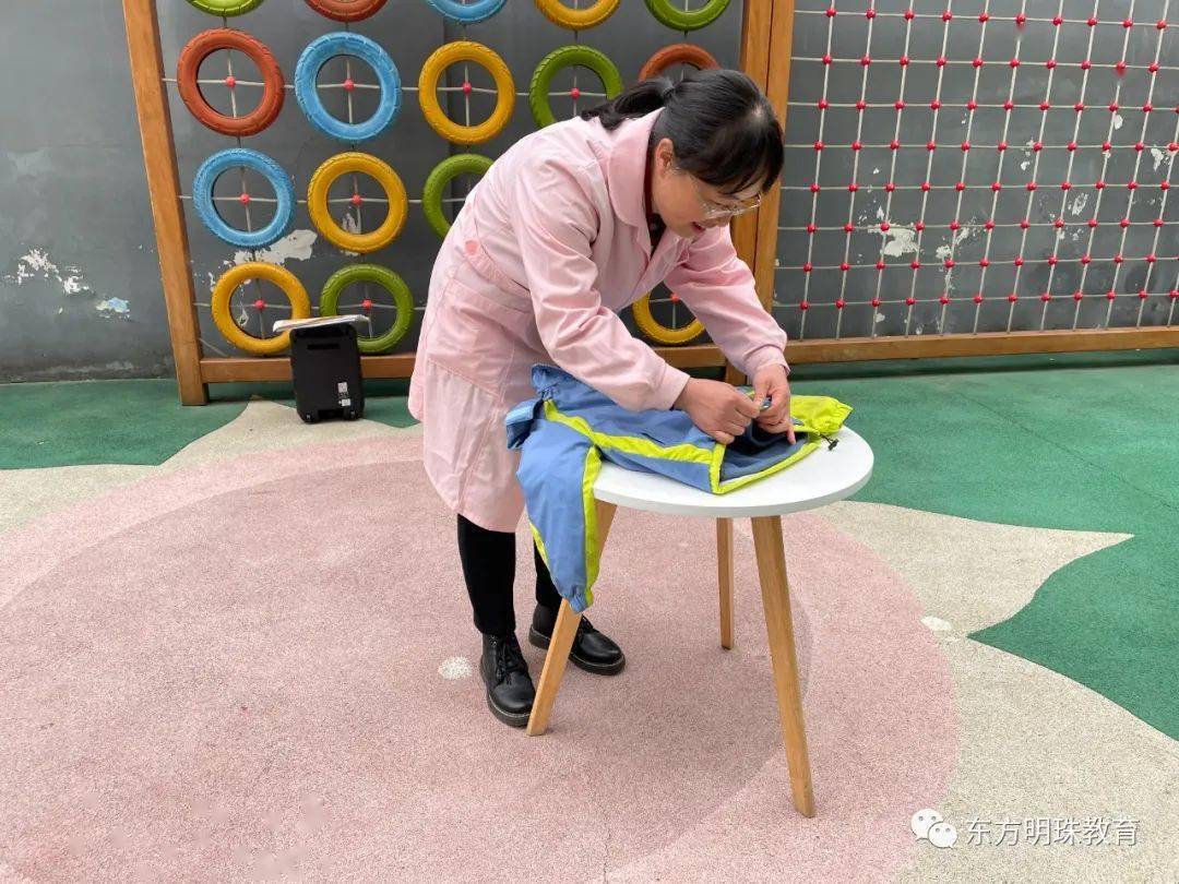 小手本领大"叠衣服"宣教活动——嘉依宝贝幼儿园