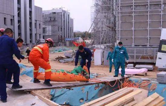 河南危险工地上1名工人脚下踏空直接从高空坠落