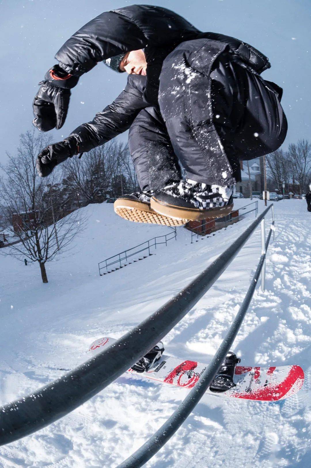 vans snow职业滑雪队对单板滑雪运动有着数十年的执着追求,他们的职业