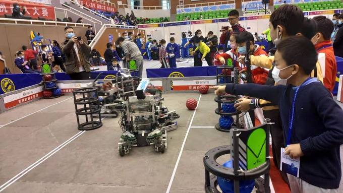 500名学生智慧大比拼！北京西城“机器人总动员”上演_参赛