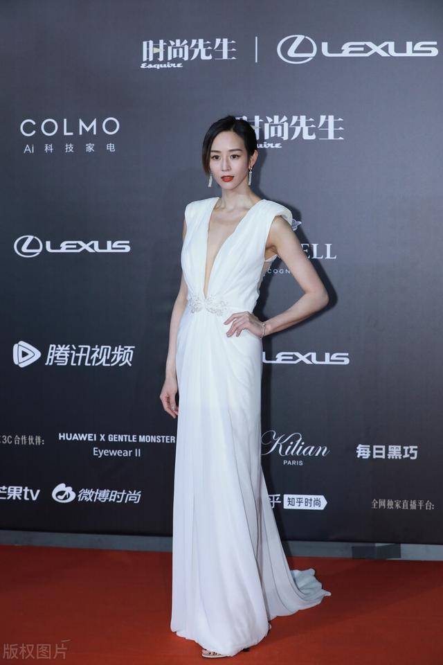 张钧甯出席时尚先生活动,一袭白色深v领礼服超显女性魅力