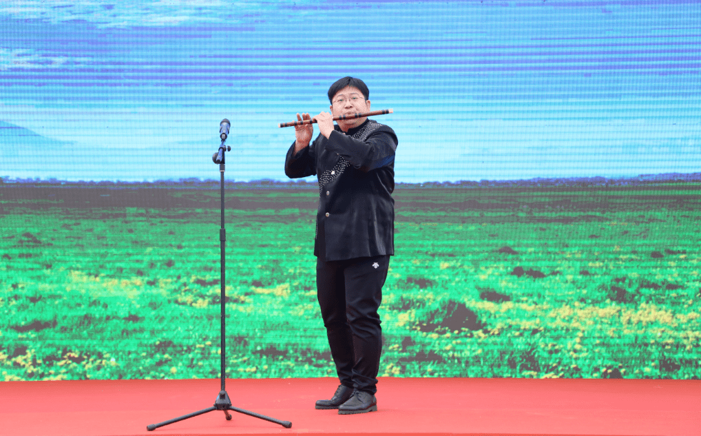 曲艺团的山东快书演员尹国朋为大家表演了有趣的山东快书《武松打虎》