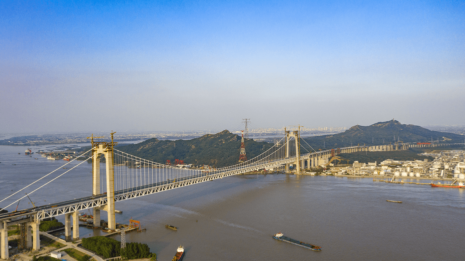 世界首座高速铁路悬索桥——连接江苏扬州和镇江的五峰山长江大桥通车