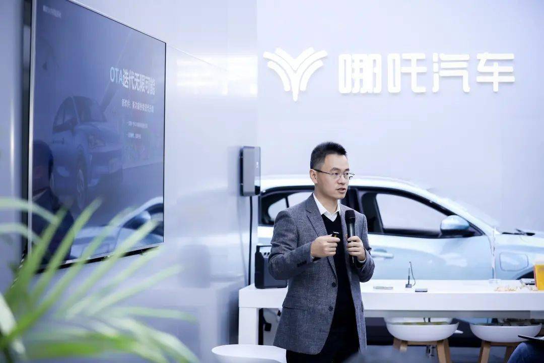 品鉴哪吒v潮玩科技 畅谈电动汽车未来科技新趋势