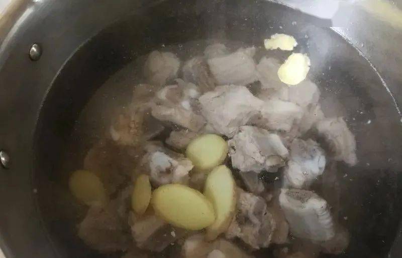 排骨汤怎么炖才能发白 f57949a330824f01a16a1d5ca768c93d.jpeg
