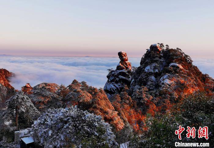 云雾中的三清山神女峰. 林敏 摄