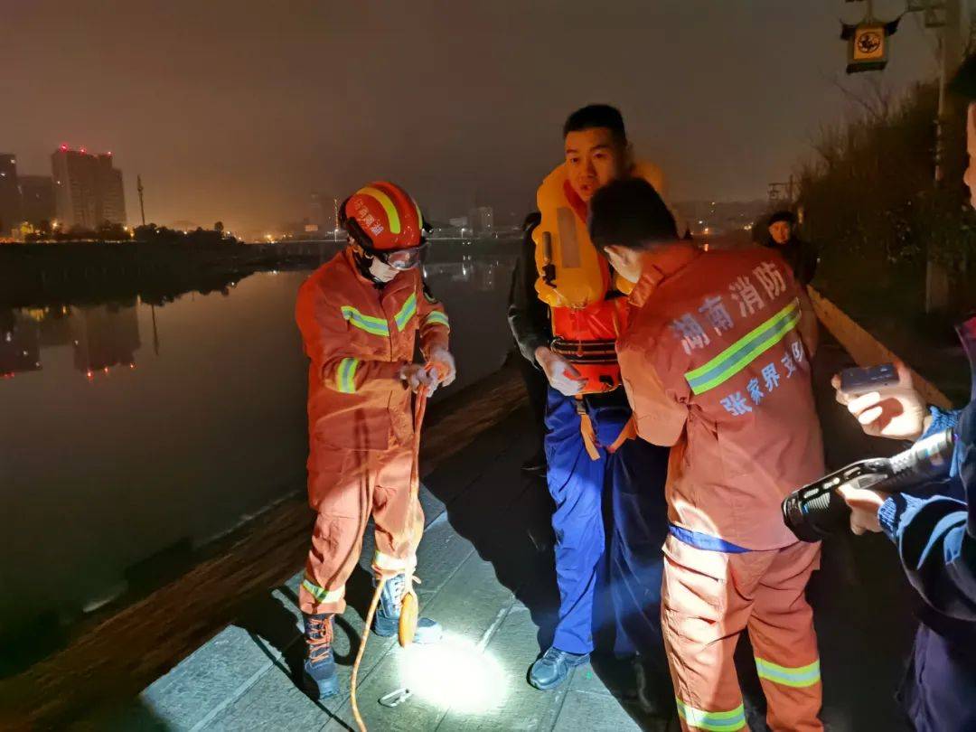 张家界:凌晨女子溺水 消防员跳入寒冷水中救人