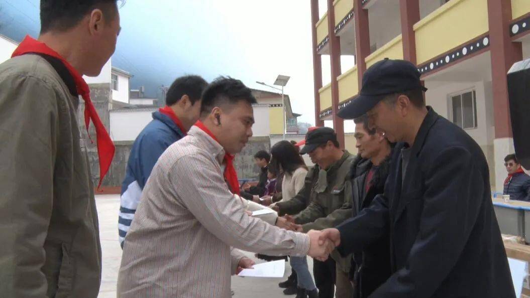 珠海青年商会到福贡县开展青商西行情暖怒江对口扶贫捐赠仪式