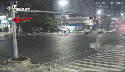 一个  抢黄灯  一个  闯红灯  瞬间车毁人亡,悲剧发生 机动车,非机动