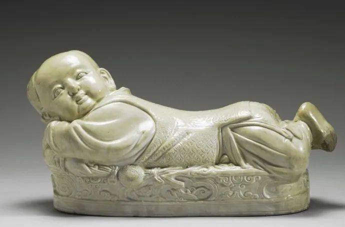 白釉刻花双鹿文枕 文化遺産オンライン