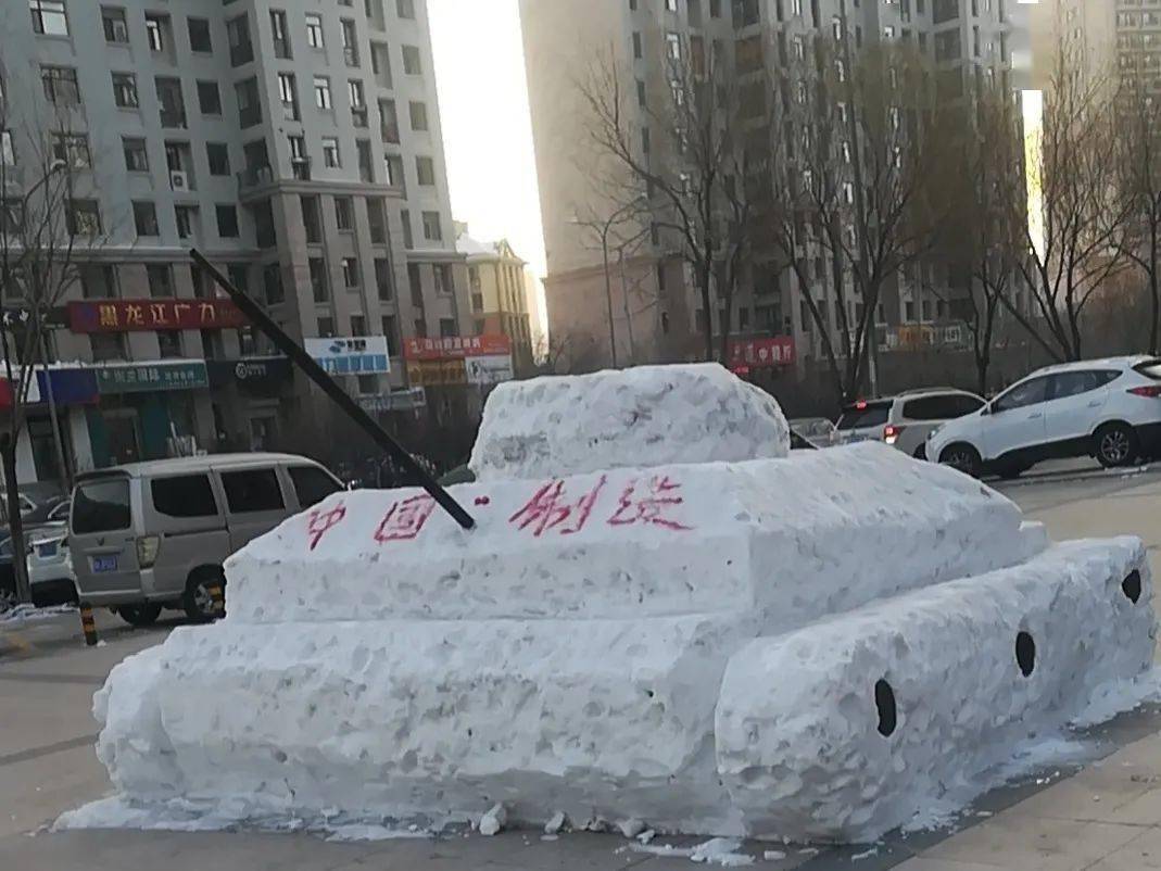 这次一同出现的还有他……_雪雕