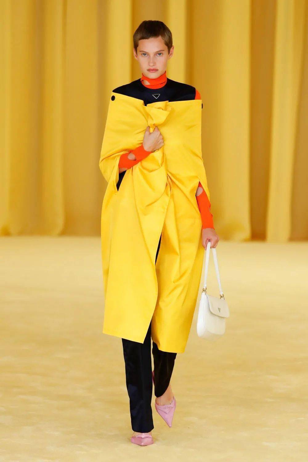 prada (普拉达)2021春夏女装时装秀!