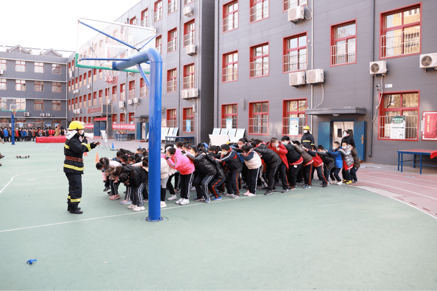 北京市通州区官园小学与北京市第一实验小学手拉手在学校操场组织举办