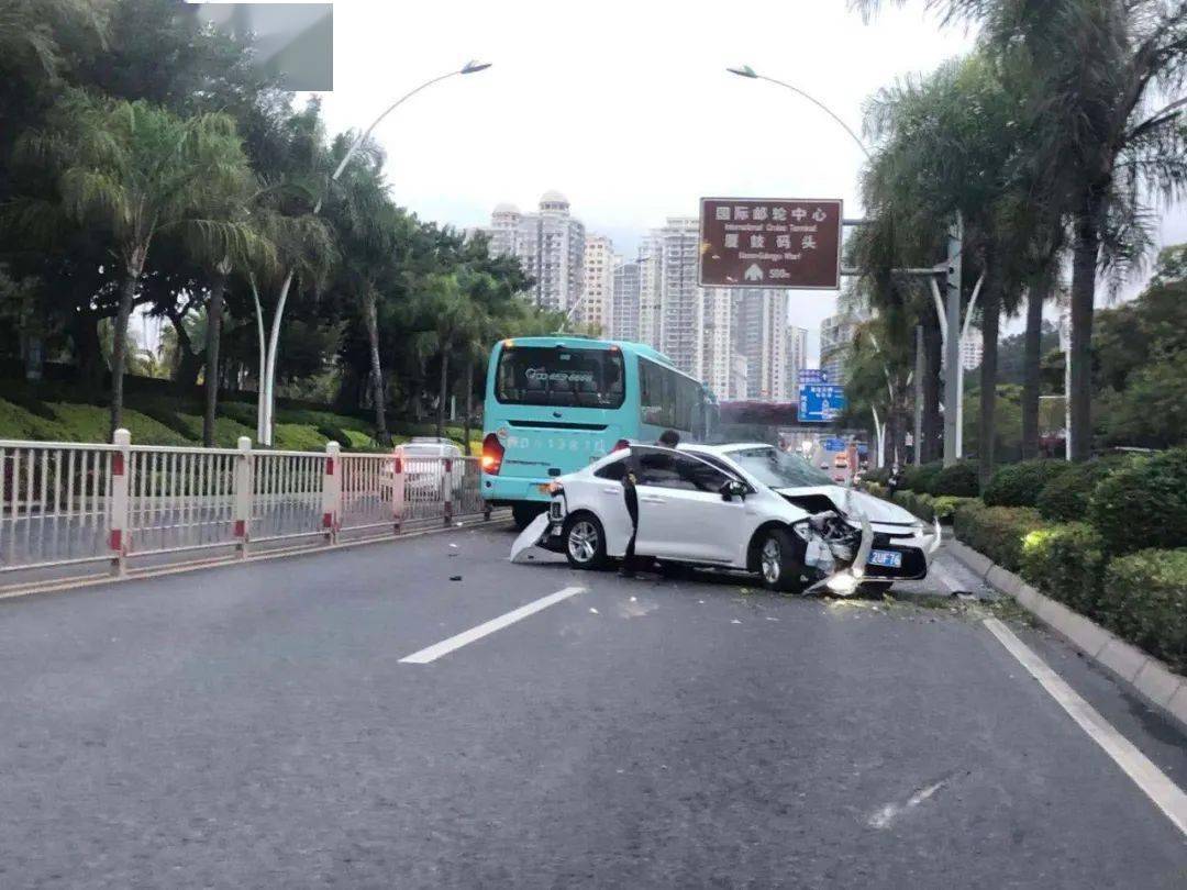 在12月8日,厦门高速路发生的一起事故中,一司机不幸身亡.