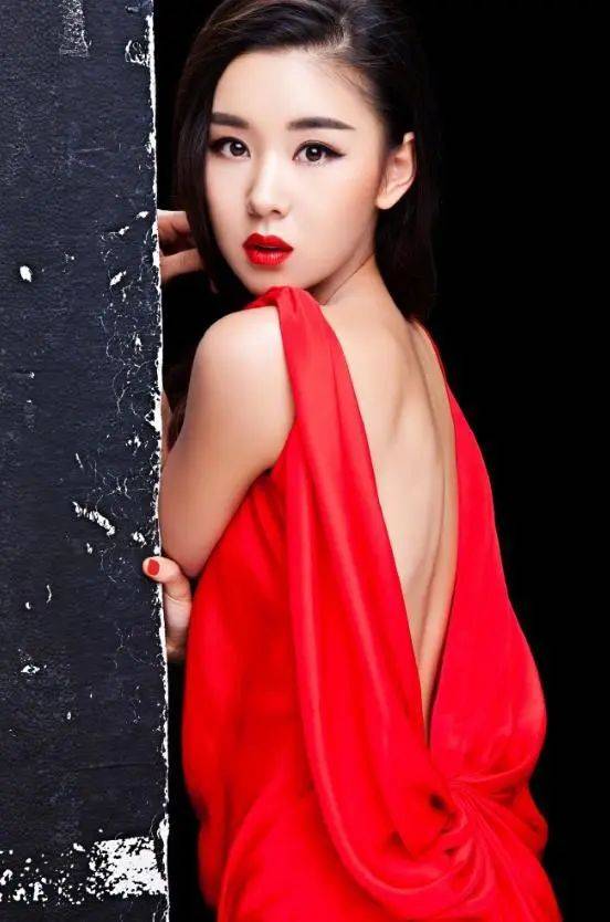 李小萌也太敢凹造型 了!橘色旗袍搭配复古发型,真好看