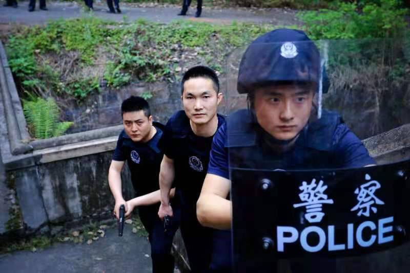 成都双流公安民警李波：用生命救援 让正义彰显