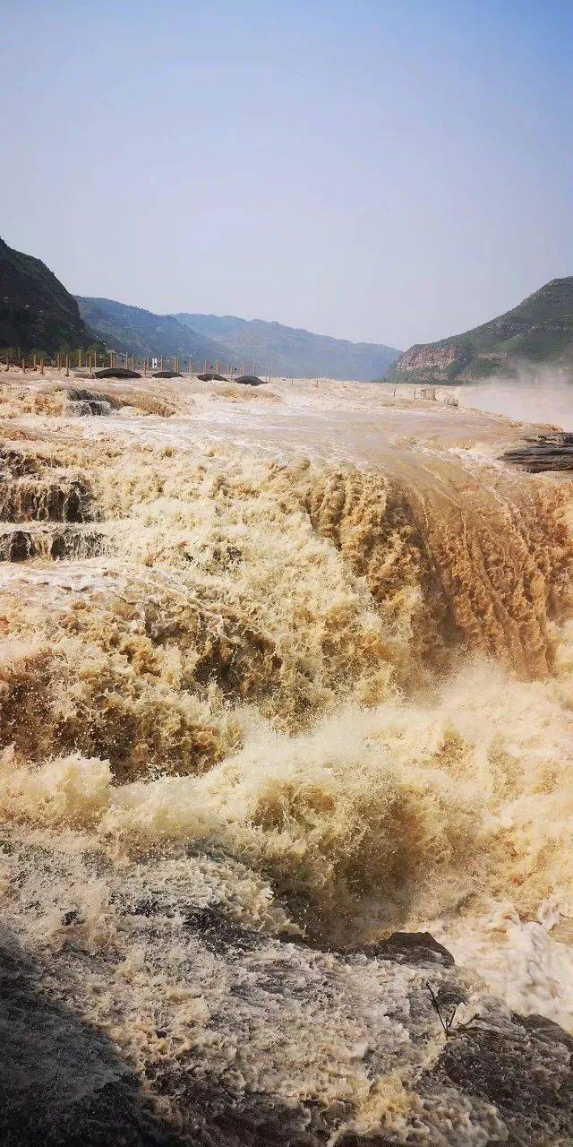 波涛汹涌如万鼓齐鸣,万马狂奔,音震天地,声传数里.