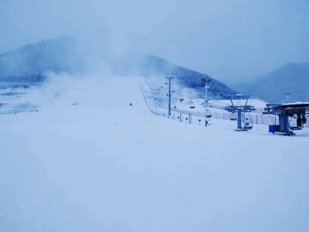 滑雪季去兴隆山滑雪场邂逅冰雪感受冬日白雪缤纷