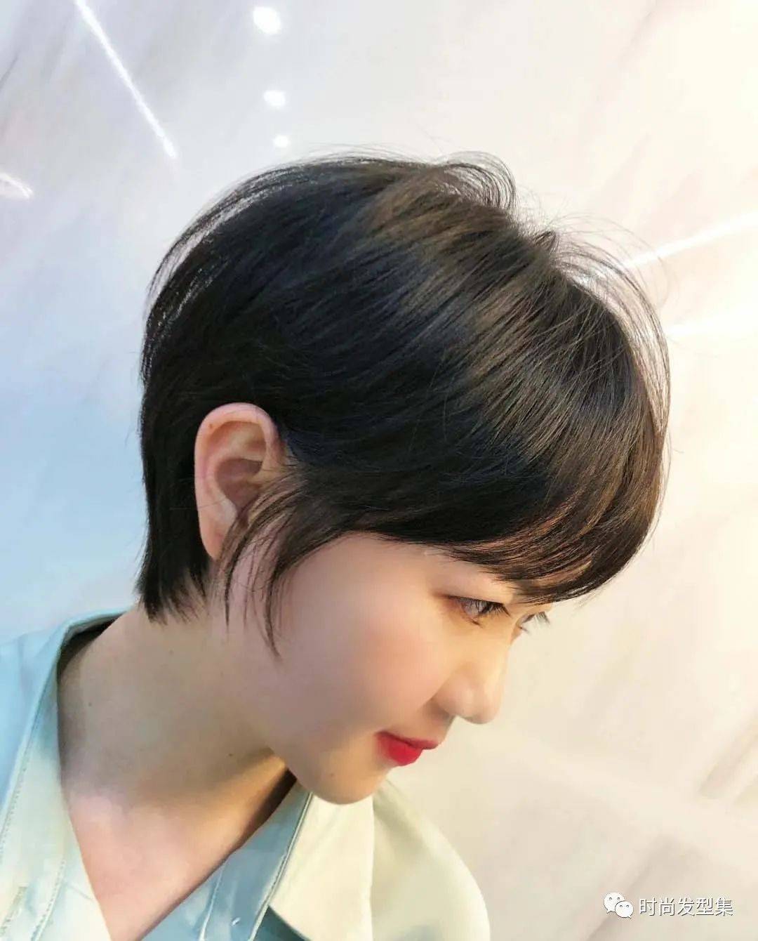 不仅可以显高还非常减龄,  露耳超短发看起来就比较甜美,  蓬松感加