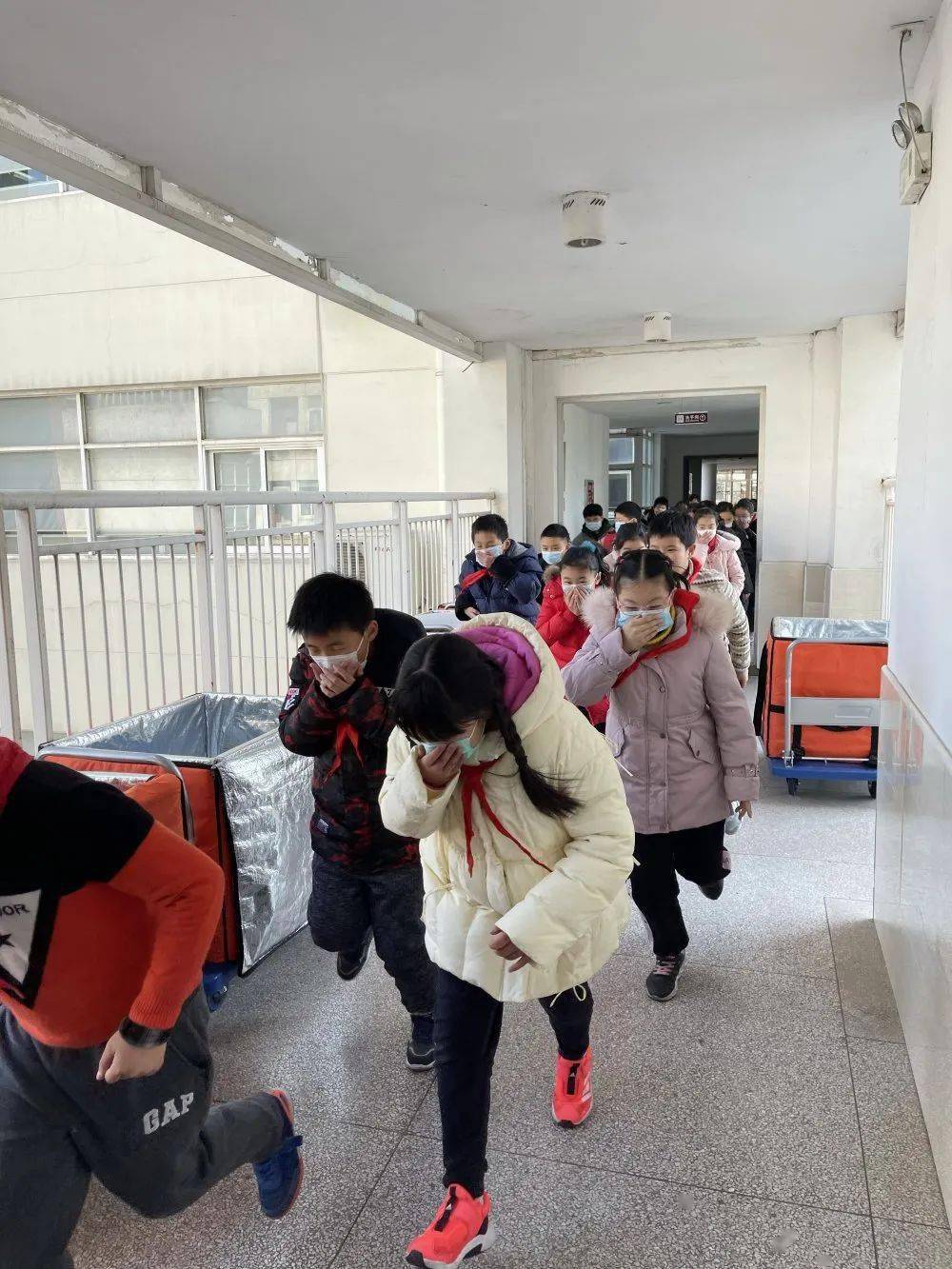 防患未然安全第一星海小学四年级举行消防疏散演练