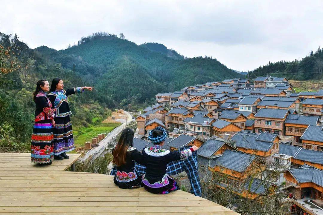 文化风园  "册亨岩架布依文化风情园"包括古榕树景区,岩架新寨,纳福