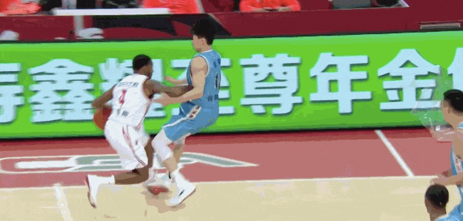 比赛尾声,亚当斯踩到刘晓宇的脚上伤退,而他坐在板凳席上处理伤情时